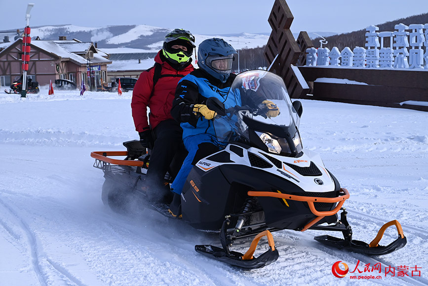 游客在牙克石凤凰山景区驾驶雪地摩托。实习生 刘迎雪摄