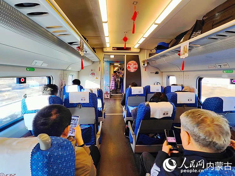 包银高铁首发列车开行。内蒙古自治区交通运输厅供图