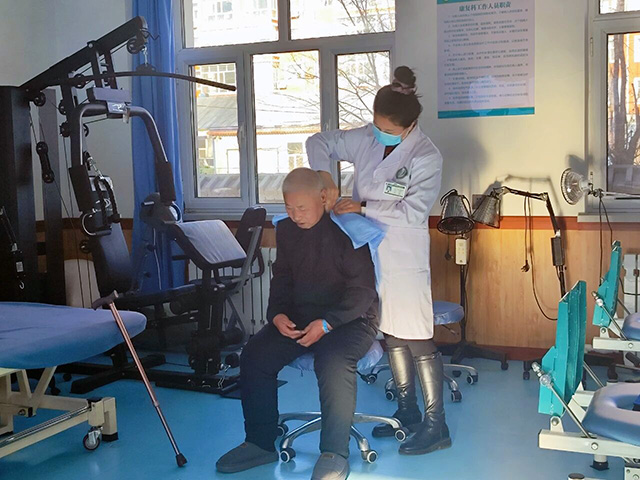 智洪躍在扎賚特旗第一醫共體新林分院接受康復治療。