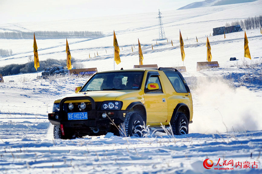 越野車輛發車駛向雪原。額爾古納市委宣傳部供圖