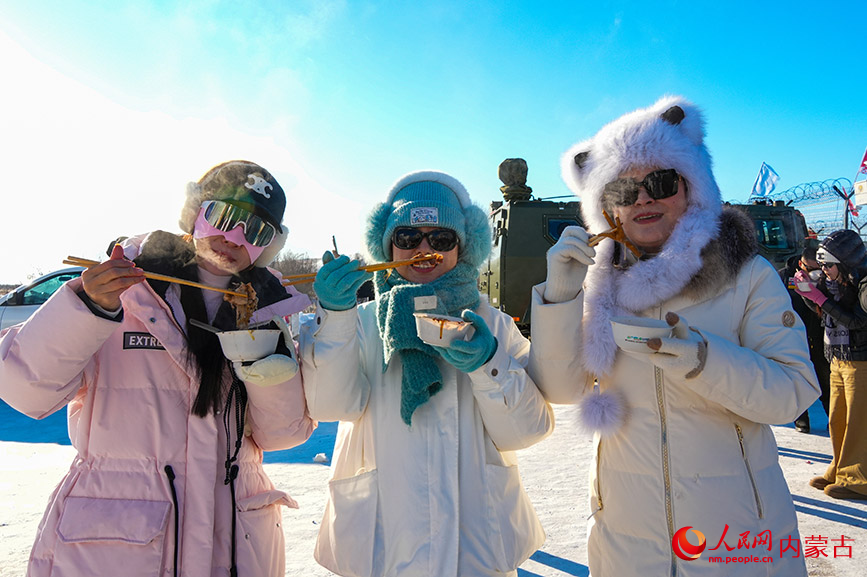 游客在冰雪盛宴中品尝现煮羊肉，热气驱散严寒，笑容温暖冬日。实习生 牛佳摄