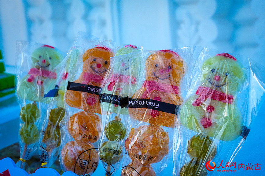 天然冰柜中陈列着晶莹剔透的冰糖葫芦，冰甜交织。实习生 牛佳摄