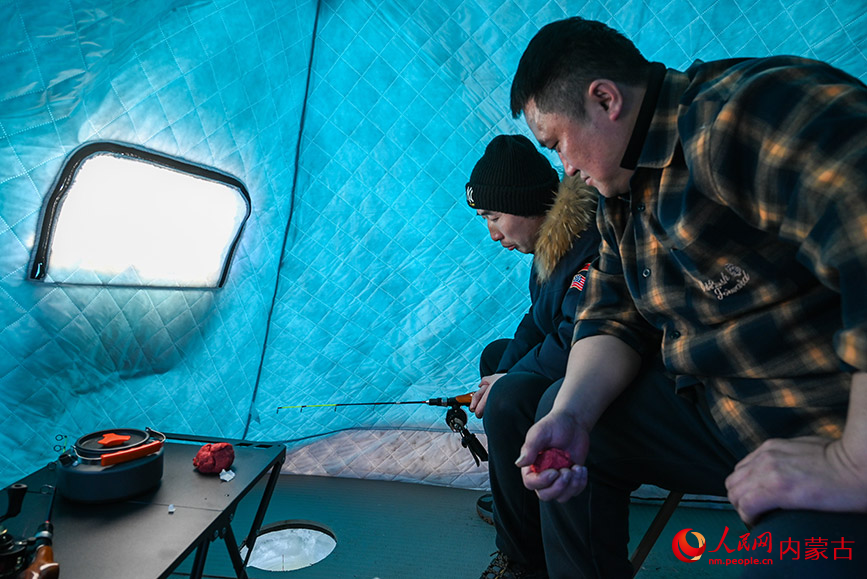 暖帐内，冰钓者凝神静气，紧盯冰洞，静待鱼儿上钩。实习生 刘迎雪摄