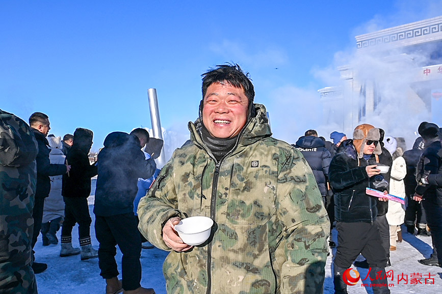 冰钓活动的美食区里，游客等待品尝美食。实习生 刘迎雪摄