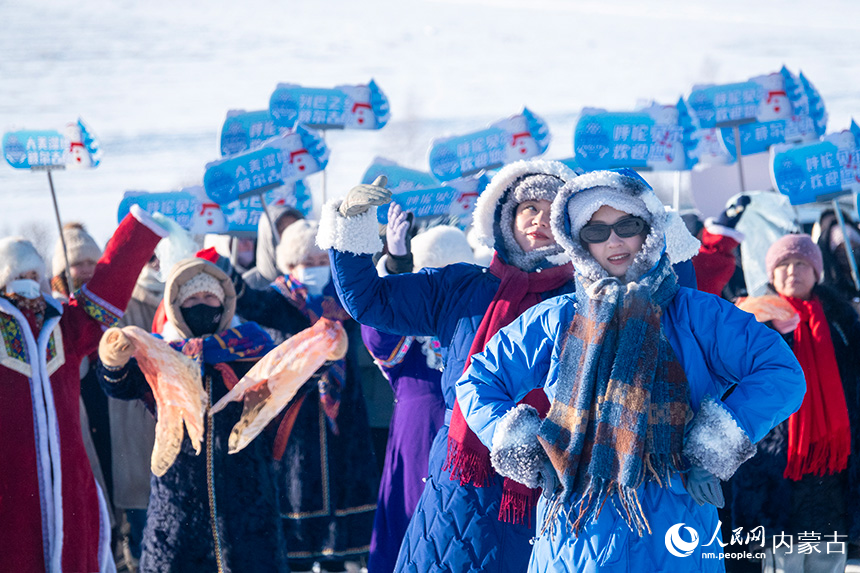 開幕現場，身著盛裝的當地民眾用熱情的民族歌舞歡迎遠方來客。呂昊俊攝