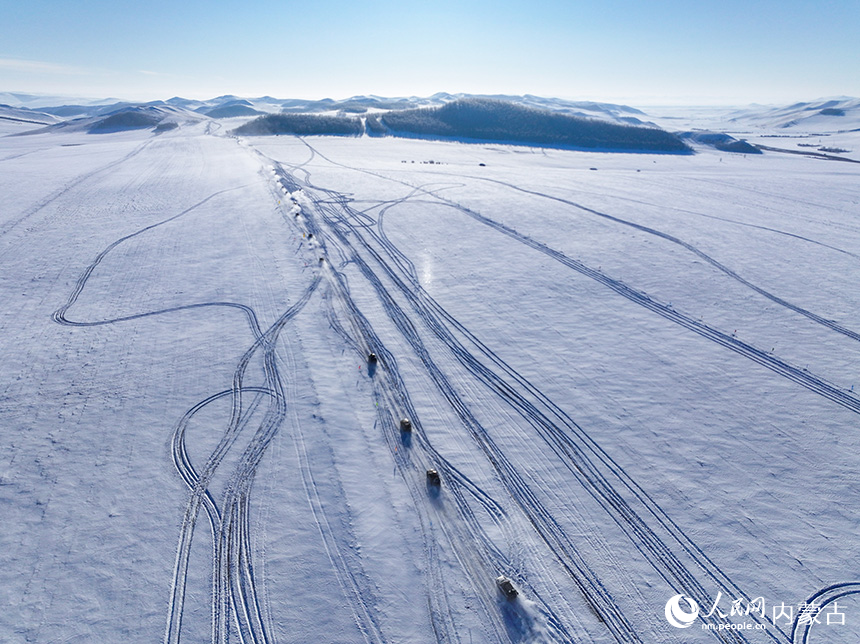 在林海雪原的穿越賽段中，參賽車輛奮力馳騁。呂昊俊攝