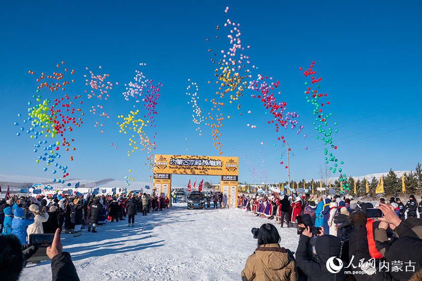 隨著指令下達，400余台參賽車輛同時鳴笛駛向秘境深處。呂昊俊攝