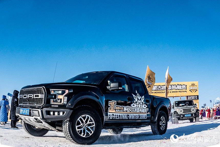 隨著指令下達，400余台參賽車輛同時鳴笛駛向秘境深處。呂昊俊攝