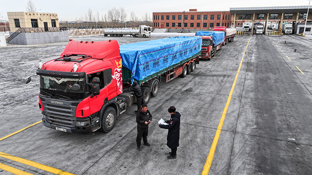 二连出入境边防检查站执勤民警快速验放拉载种牛车辆。