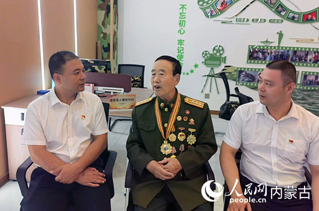 魏明为工作人员讲党史。受访人供图