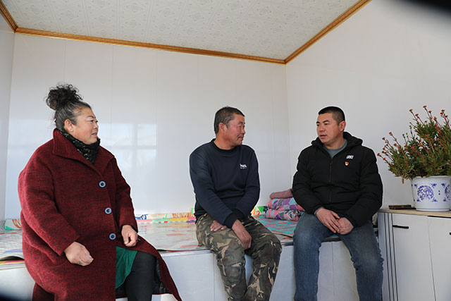额尔格图镇北安嘎查党支部书记范海波入户宣讲积分制政策。刘嘉钰摄