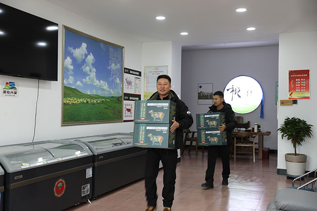 舍旺的牛羊肉店赶制元旦订单，生态羊肉销往全国。刘嘉钰摄