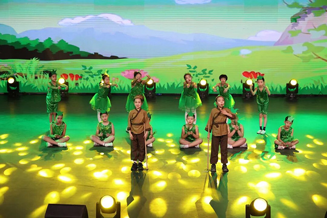 舞台劇《新守株待兔》正在表演