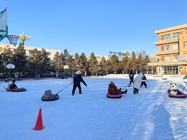 亲子户外拉雪圈比赛。代牟摄