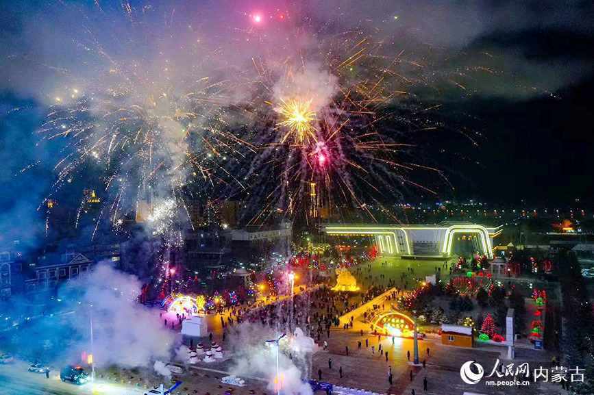 絢爛煙花在夜空綻放。實習生 牛佳攝