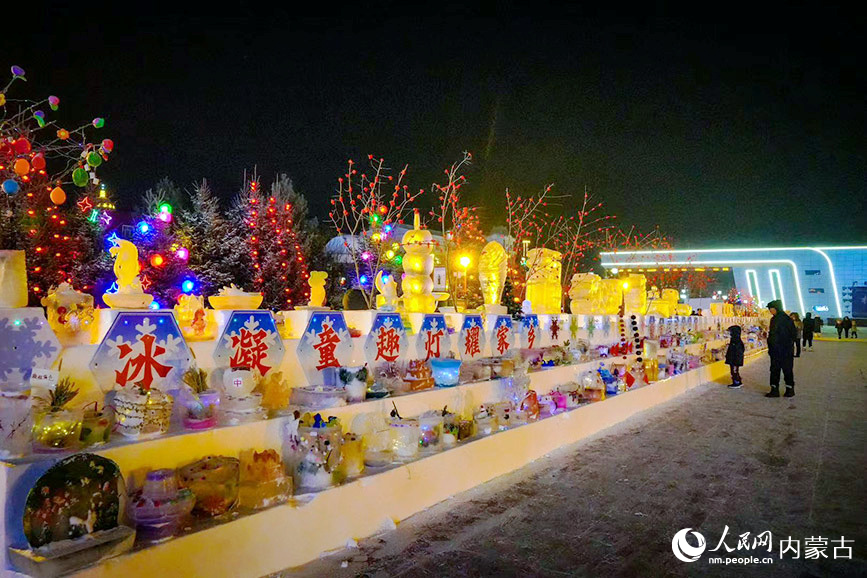 冰燈節現場，學生手工創作的冰雕作品造型別致、創意十足。實習生 牛佳攝