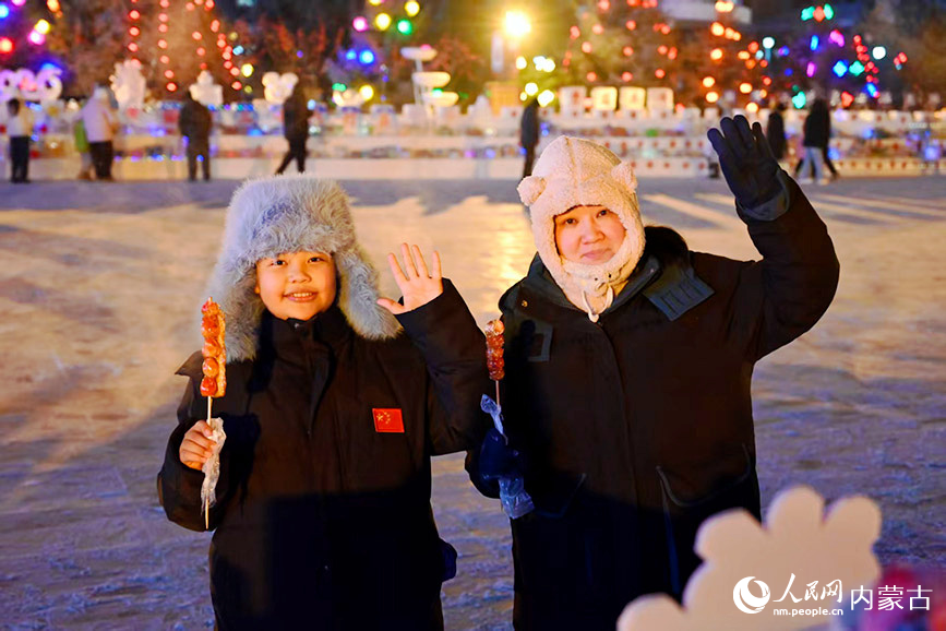 參展觀眾面向鏡頭熱情招手。實習生 劉迎雪攝