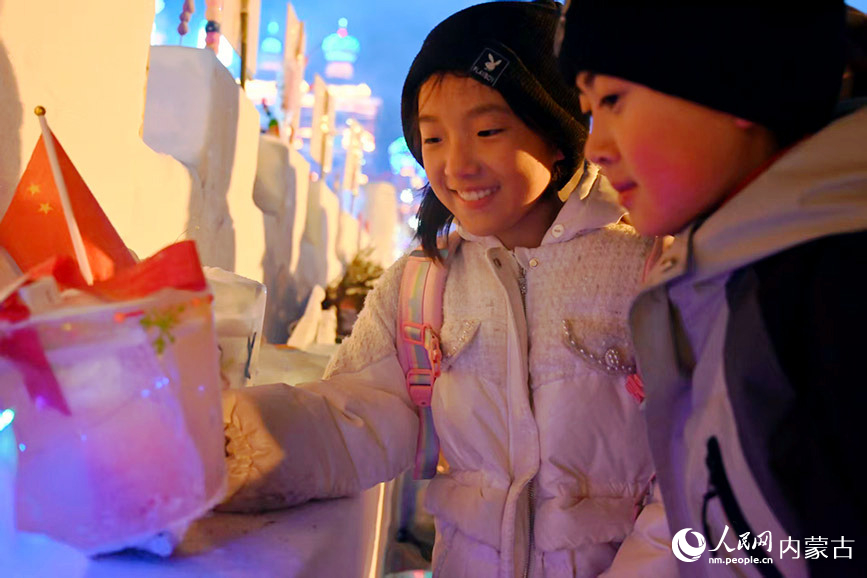 孩子們駐足欣賞同伴的冰雕作品。實習生 劉迎雪攝