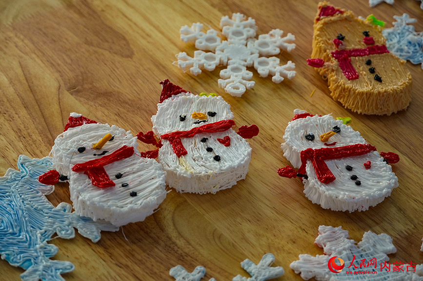 科技融入冰雪創意，學生使用3D打印筆制作雪人作品。實習生 牛佳攝