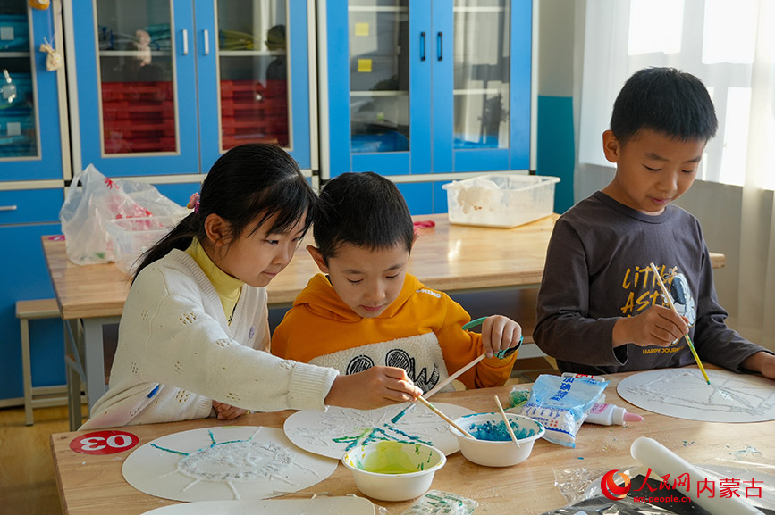 教室裡，學生專注描繪雪花圖案。實習生 牛佳攝