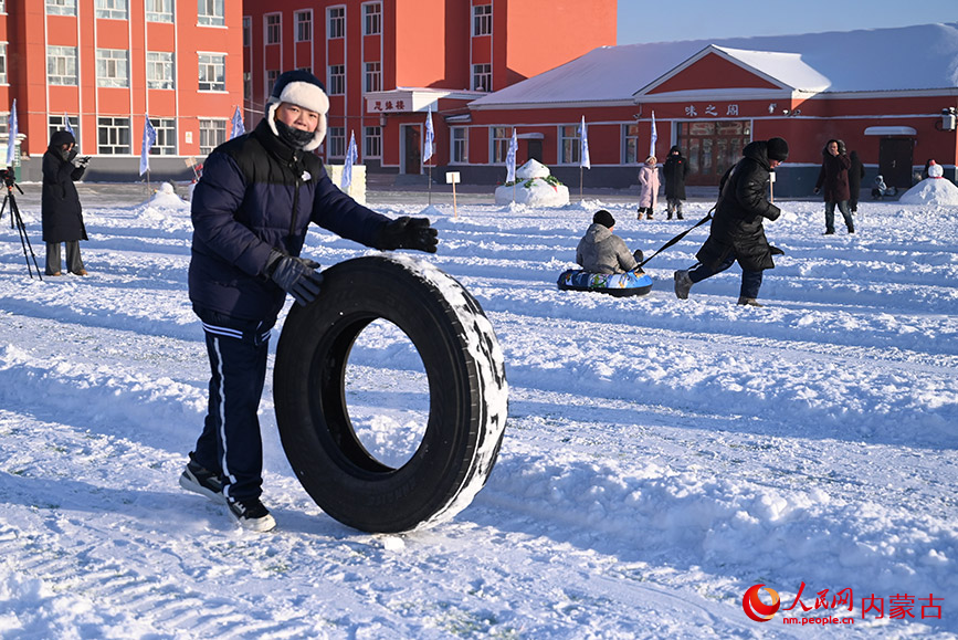 雪地拔河現場，學生們緊握長繩，齊心發力。實習生 劉迎雪攝