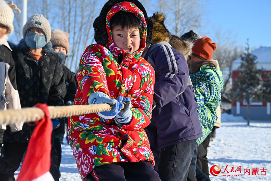 額爾古納市第三小學的拔河比賽中，孩子們全力以赴、表情生動。實習生 劉迎雪攝