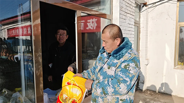 村民領取福利現場。喬曉文攝