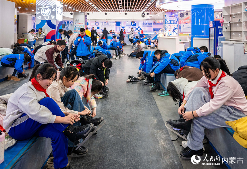 內蒙古呼和浩特市玉泉區小召小學學生在冰場穿冰鞋。丁根厚攝