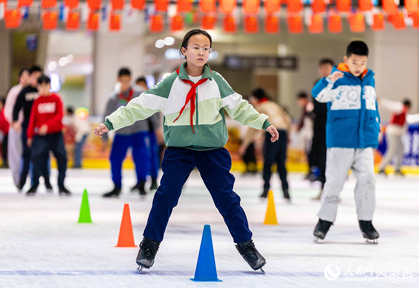 内蒙古呼和浩特市玉泉区小召小学学生在冰场练习滑冰基本功。丁根厚摄