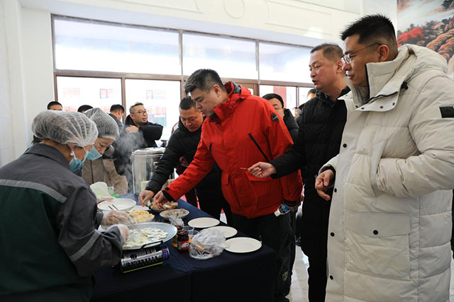 受邀嘉宾们正在品尝修刚乳业加工的乳制品。王苏日古嘎摄