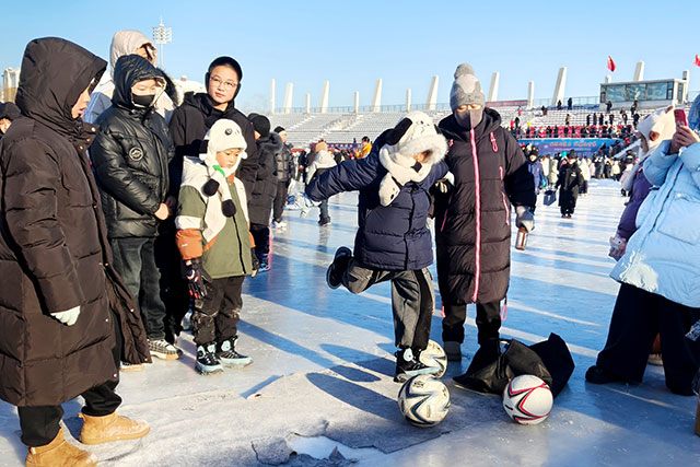 雪地足球定點射門。齊海洋攝