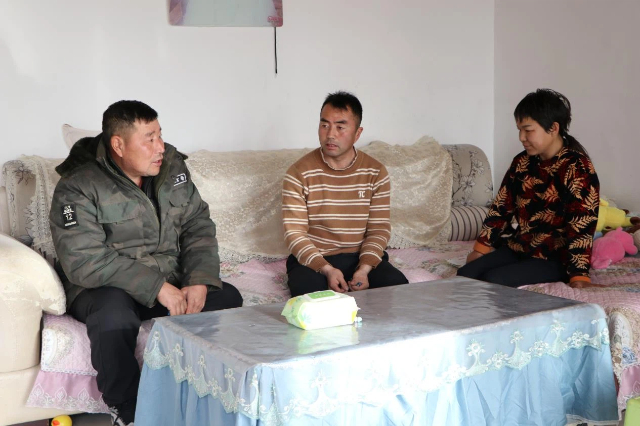 按每人100元标准予以补贴,玉红(左二)家共享村集体经济发展成果。梅英摄