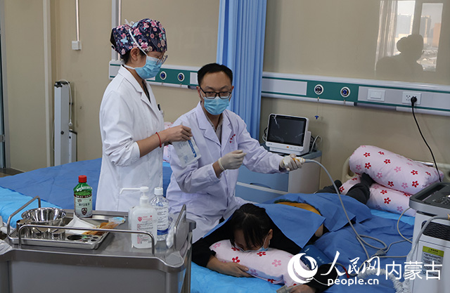 山东省第二医科大学附属医院王若国医生在呼和浩特市妇幼保健院出诊。实习生 许佳艺摄