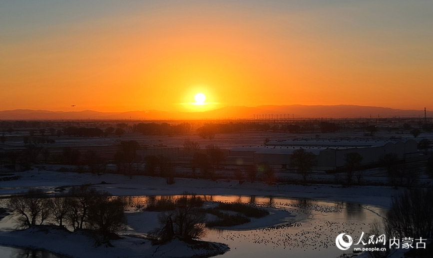 晨曦中的千岛湖。人民网记者 齐浩男摄