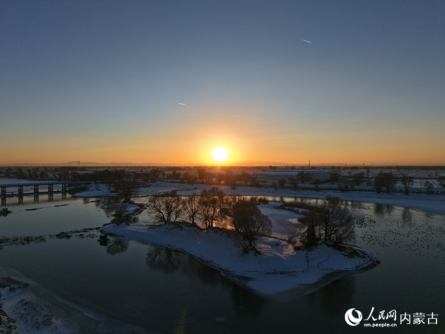 晨曦中的千岛湖。人民网记者 齐浩男摄