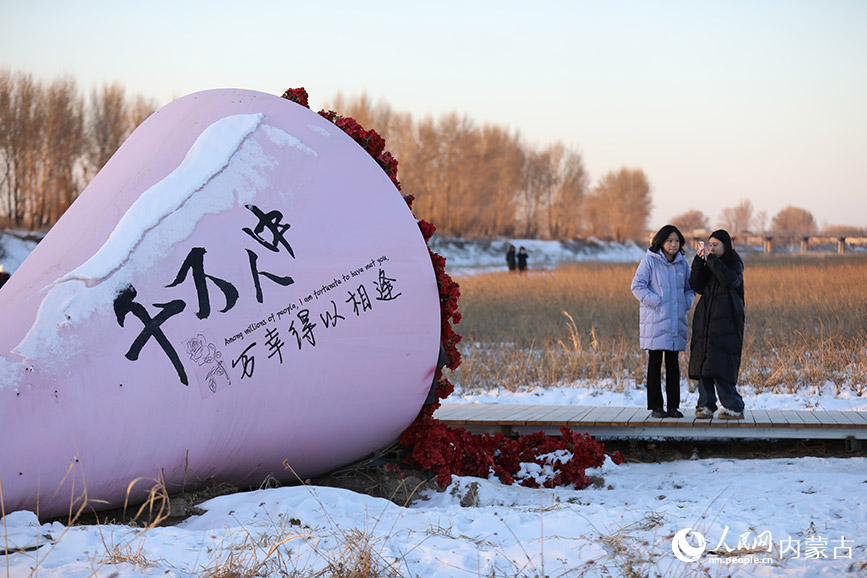 游客拍照打卡。人民网记者 齐浩男摄