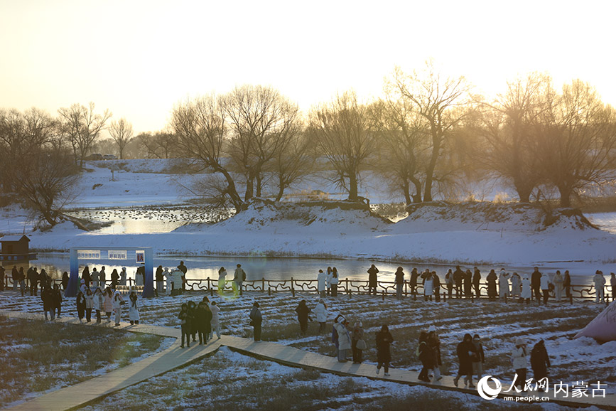 市民和游客观赏千岛湖美景。人民网记者 齐浩男摄