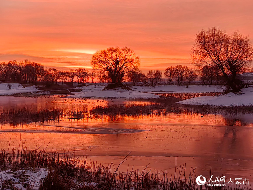 朝霞映衬下的千岛湖。人民网记者 齐浩男摄