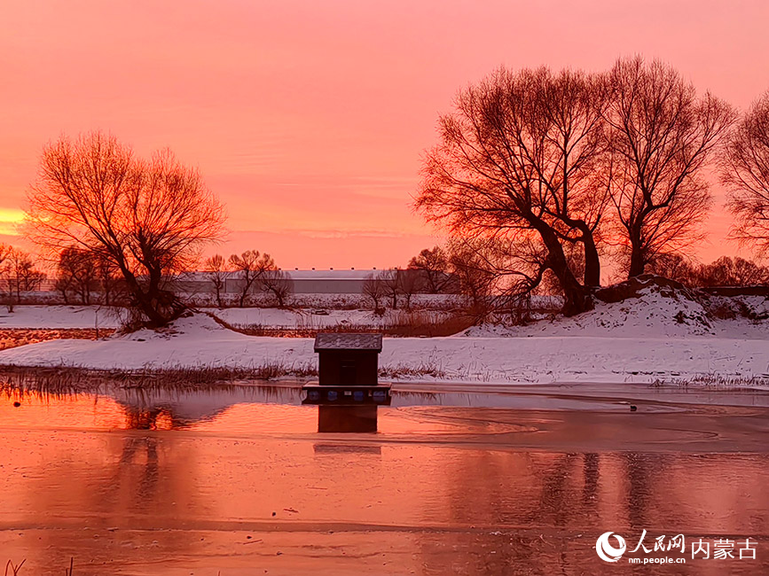 朝霞映衬下的千岛湖。人民网记者 齐浩男摄
