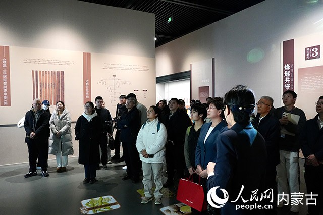 观展人流如织，展厅内气氛热烈。实习生牛佳摄