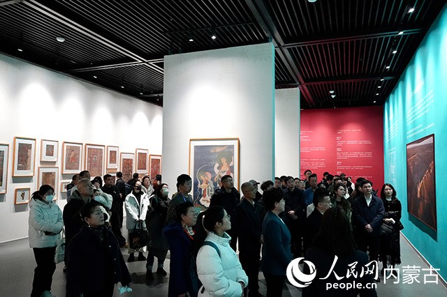 观展人流如织,展厅内气氛热烈。实习生牛佳摄