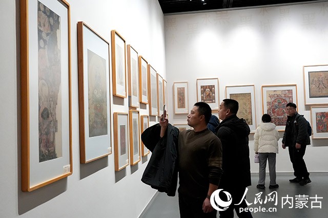 展厅内参观者认真欣赏展品。实习生牛佳摄