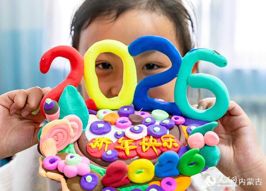 呼和浩特市玉泉区恒昌店巷小学学生在展示制作的迎新年主题彩泥作品。丁根厚摄