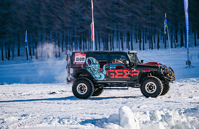 越野車在阿爾山穿越