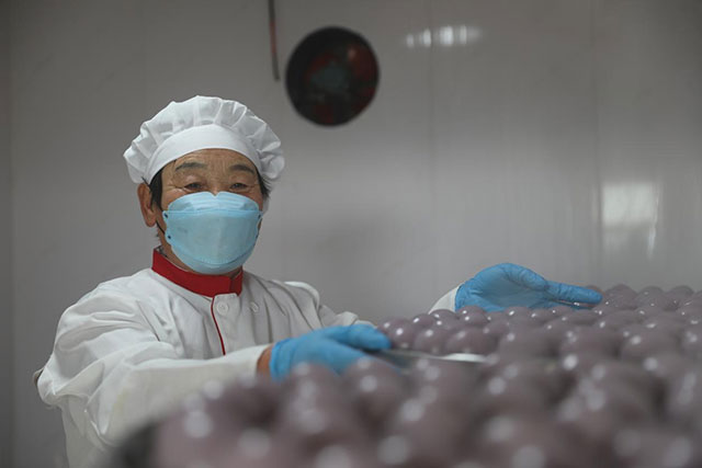 农香溢农牧业专业合作社热气蒸腾的豆包出锅。王苏日古嘎摄