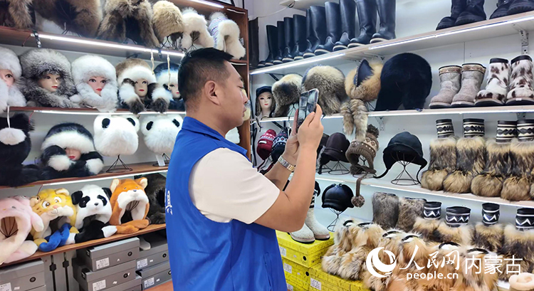 门店工作人员正在线上直播带货。人民网记者 寇雅楠摄