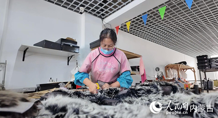 马毛靴、羊毛靴等产品销售火爆，图为工人正在赶制靴子。孟佳澍摄