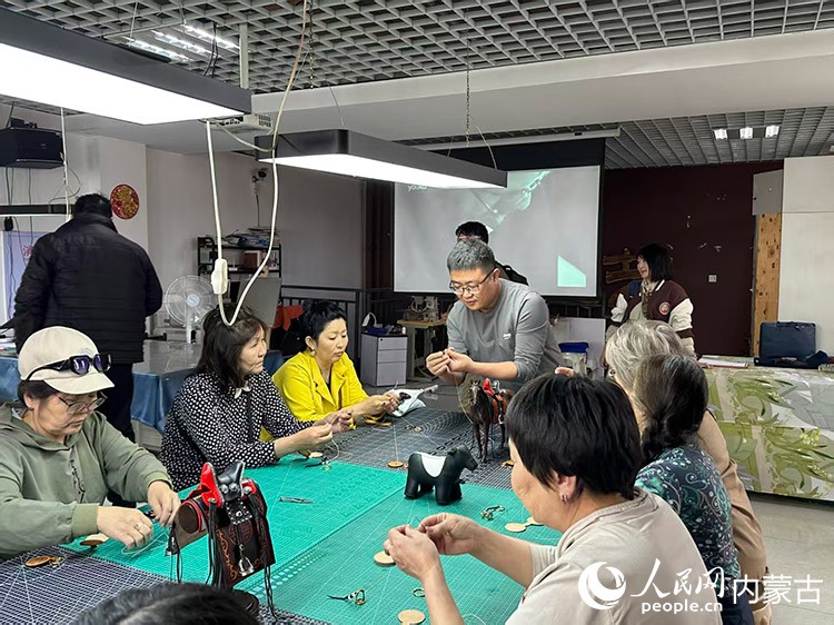 鄂温克族自治旗民族文化产业创业园开展手工技艺培训。创业园供图