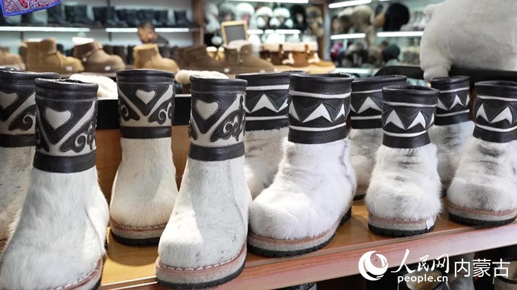 鄂温克族自治旗民族文化产业创业园内马毛靴专卖店的靴子。李青迪摄