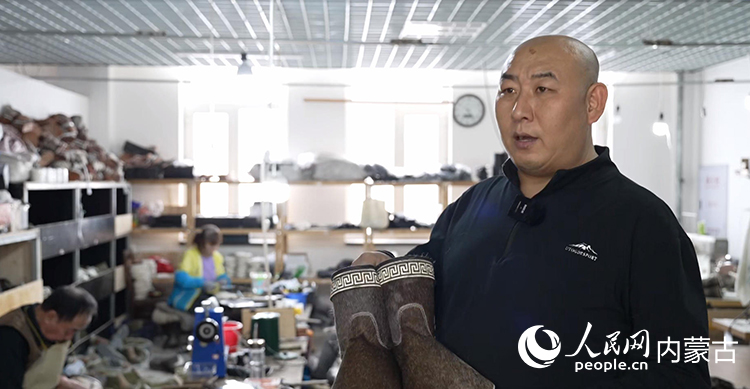 蒙途商贸负责人张宝君 接受采访。李青迪摄